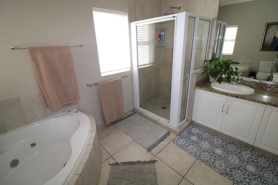 3 Bedroom Property for Sale in Kingswood Golf Estate Western Cape